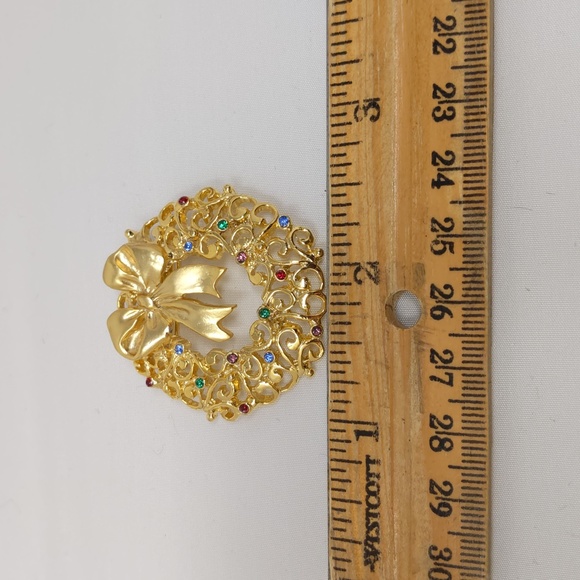 Christmas Wreath Brooch Pin Gold Toned Rhinestones Holiday - Picture 3 of 7